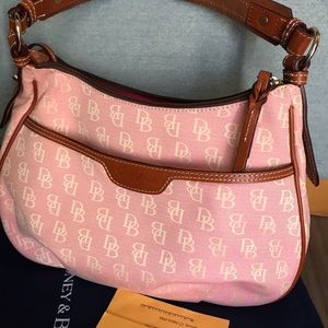 Dooney & bourke woman’s purse. Almost new.